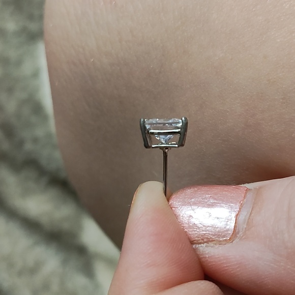 2 carat cubic zirconia stud earring - Picture 2 of 2